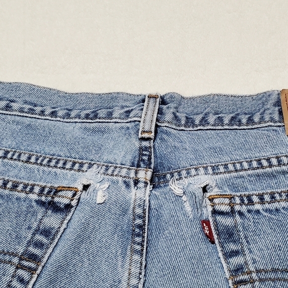 Vintage Retro Y2K Levi's 550 Relaxed Fit Husky Cut Light Wash Distressed Jeans - Picture 8 of 12